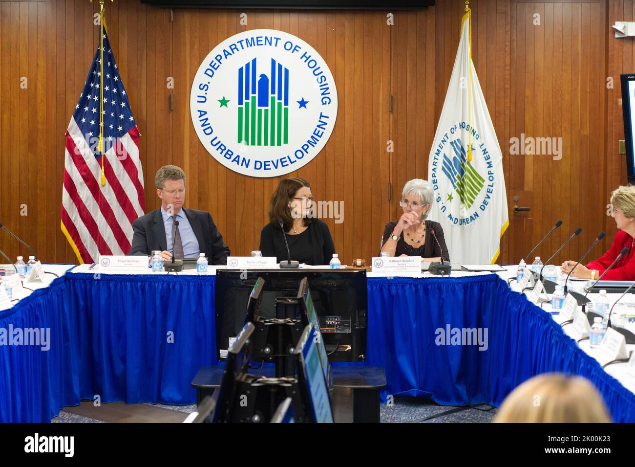 Treffen des US-amerikanischen Interagency Council on Homelessness (USICH) mit der HUD-Sekretärin Shaun Donovan, der Gesundheits- und Menschenrechtssekretärin Kathleen Sebelius und der Exekutivdirektorin der USICH, Barbara Poppe, unter den Beamten. Stockfoto