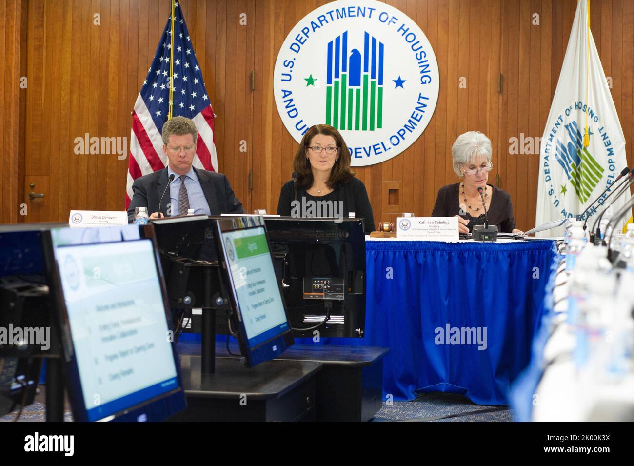 Treffen des US-amerikanischen Interagency Council on Homelessness (USICH) mit der HUD-Sekretärin Shaun Donovan, der Gesundheits- und Menschenrechtssekretärin Kathleen Sebelius und der Exekutivdirektorin der USICH, Barbara Poppe, unter den Beamten. Stockfoto