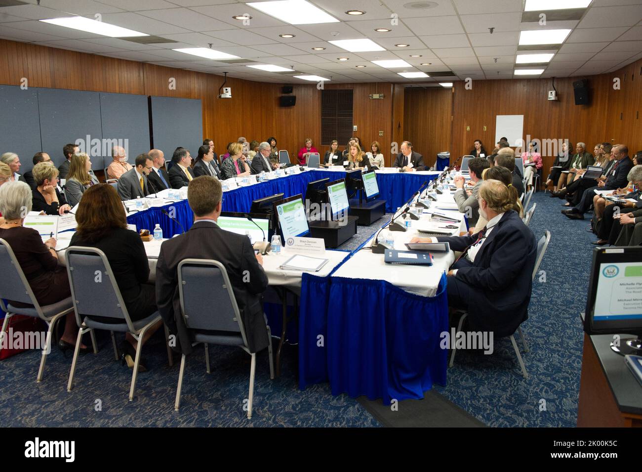 Treffen des US-amerikanischen Interagency Council on Homelessness (USICH) mit der HUD-Sekretärin Shaun Donovan, der Gesundheits- und Menschenrechtssekretärin Kathleen Sebelius und der Exekutivdirektorin der USICH, Barbara Poppe, unter den Beamten. Stockfoto