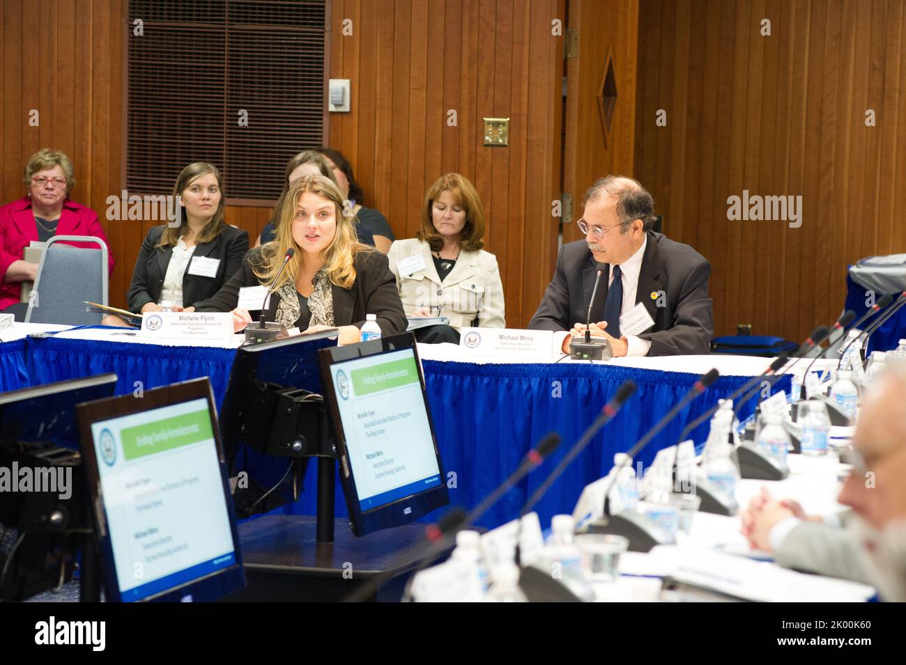 Treffen des US-amerikanischen Interagency Council on Homelessness (USICH) mit der HUD-Sekretärin Shaun Donovan, der Gesundheits- und Menschenrechtssekretärin Kathleen Sebelius und der Exekutivdirektorin der USICH, Barbara Poppe, unter den Beamten. Stockfoto