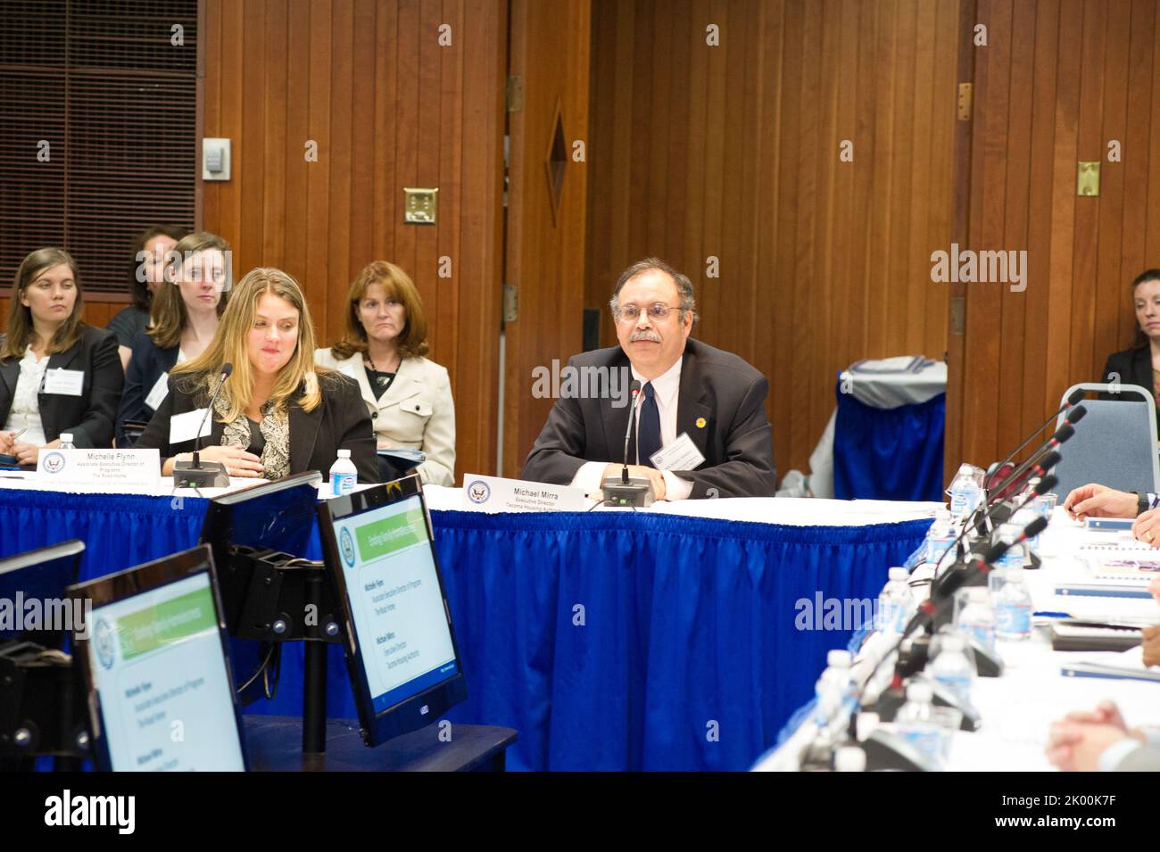 Treffen des US-amerikanischen Interagency Council on Homelessness (USICH) mit der HUD-Sekretärin Shaun Donovan, der Gesundheits- und Menschenrechtssekretärin Kathleen Sebelius und der Exekutivdirektorin der USICH, Barbara Poppe, unter den Beamten. Stockfoto