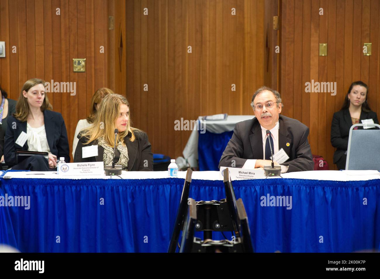 Treffen des US-amerikanischen Interagency Council on Homelessness (USICH) mit der HUD-Sekretärin Shaun Donovan, der Gesundheits- und Menschenrechtssekretärin Kathleen Sebelius und der Exekutivdirektorin der USICH, Barbara Poppe, unter den Beamten. Stockfoto