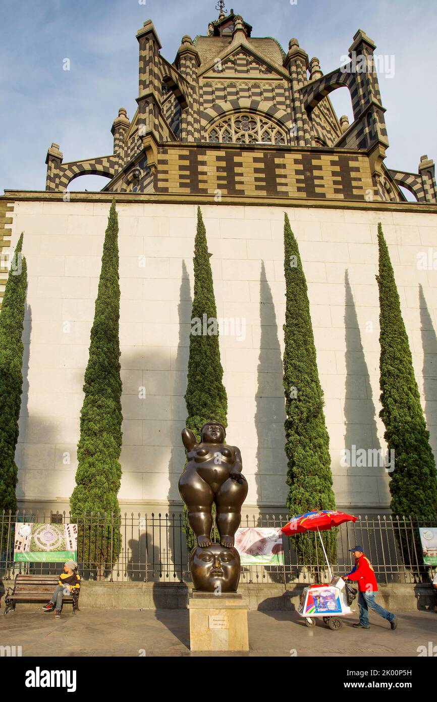 Kolumbien, Medellin, auf der Plaza Botero sind 23 Statuen von Fernando Botero ausgestellt. Der Palacio de la Cultura Rafael Uribe Uribe ist ebenfalls am aufgehört Stockfoto