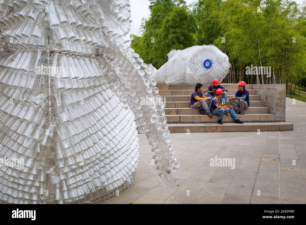 Kolumbien, Medellin, Recycling-Kunst mit Plastikflaschen. Stockfoto
