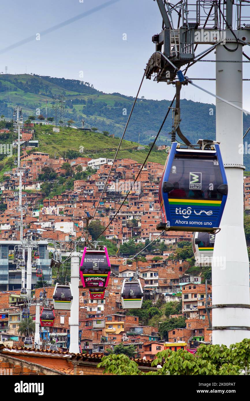 Kolumbien, Medellin,Seiltransport mit einer Gondel ist eines der sozialen Projekte zur Modernisierung von Slumgebieten. Stockfoto