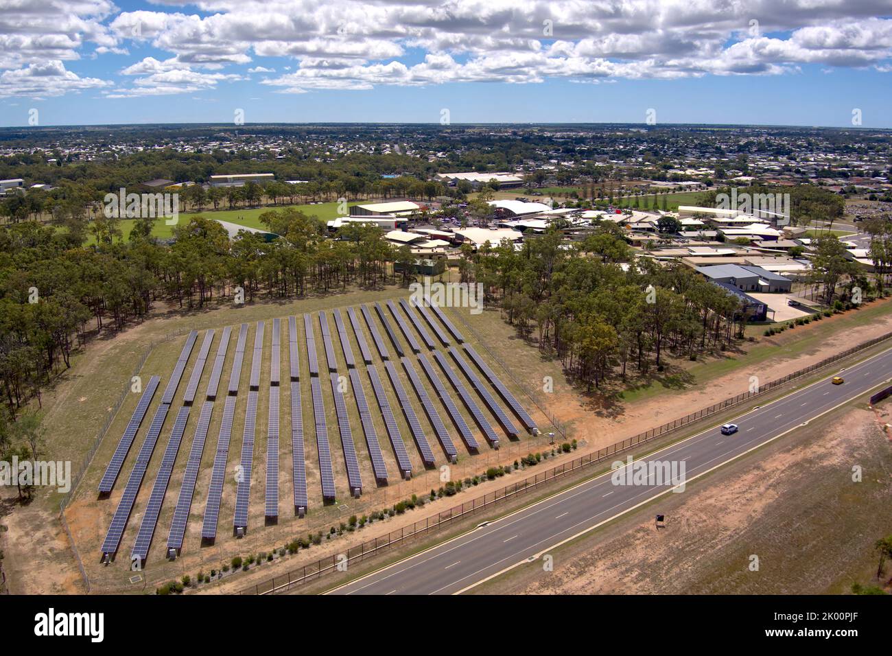 Antenne von Sonnenkollektoren, die am Shalom Catholic College Bundaberg Queensland Australia installiert sind und es dem College ermöglichen, eigenen Strom zu erzeugen. Stockfoto