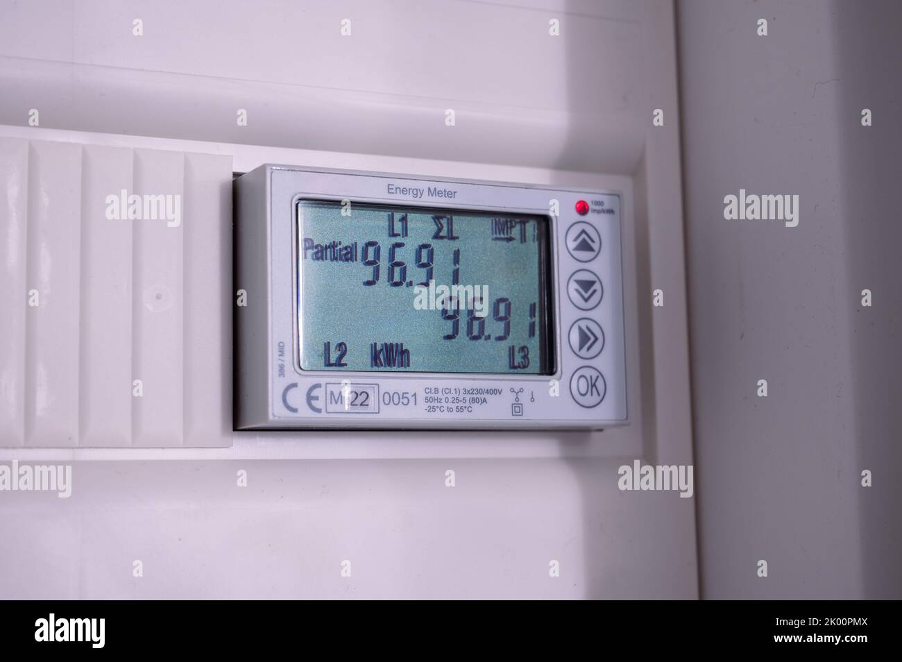 3-Phasen Smart Energy Meter 3-Phasen für den 2-stufigen selbst erzeugten Stromverbrauch zählen die selbst erzeugten Wattstunden Stockfoto