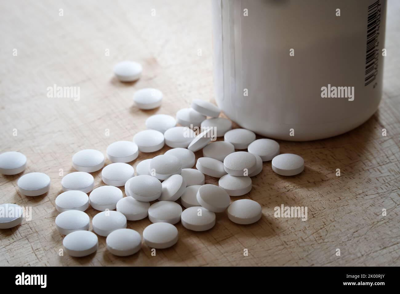 Plastikmedizin oder Vitamine Flasche und weiße Kapsel Pillen aus, Medizin und Gesundheitskonzept. Illustration einer Opioidepidemie Stockfoto