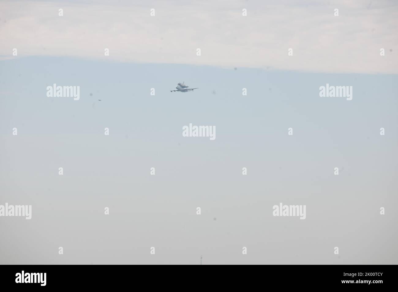 National Aeronautics and Space Administration (NASA) Space Shuttle Discovery fliegt über Washington. D.C., auf der letzten Reise zu seinem ständigen Museumshaus. Stockfoto