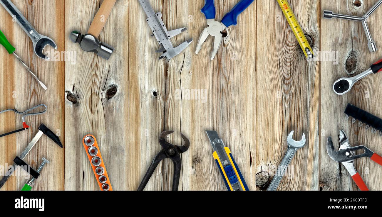 Topview von verschiedenen Arbeitswerkzeugen auf Holz Hintergrund- Stock Photo Stockfoto