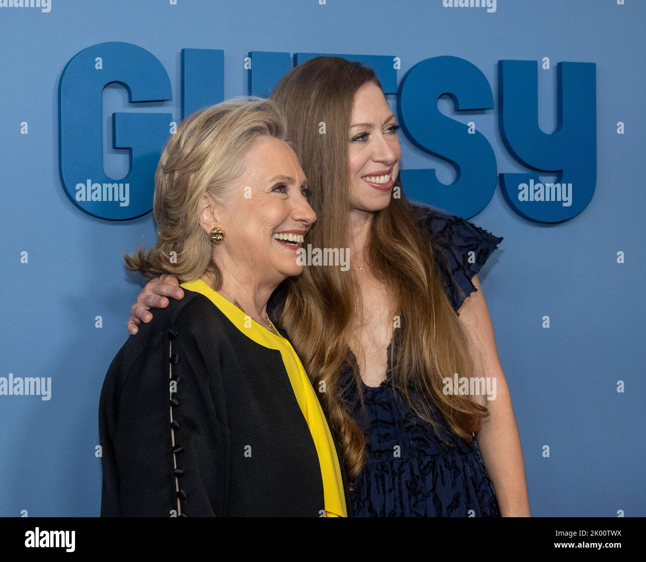 New York, USA. 08. September 2022. Hillary Clinton und Chelsea Clinton besuchen am 8. September 2022 die Premiere der Apple TV-Dokuserien „Gutsy“ im Times Center Theatre in New York, NY. (Foto von Gabriele Holtermann/Sipa USA) Quelle: SIPA USA/Alamy Live News Stockfoto