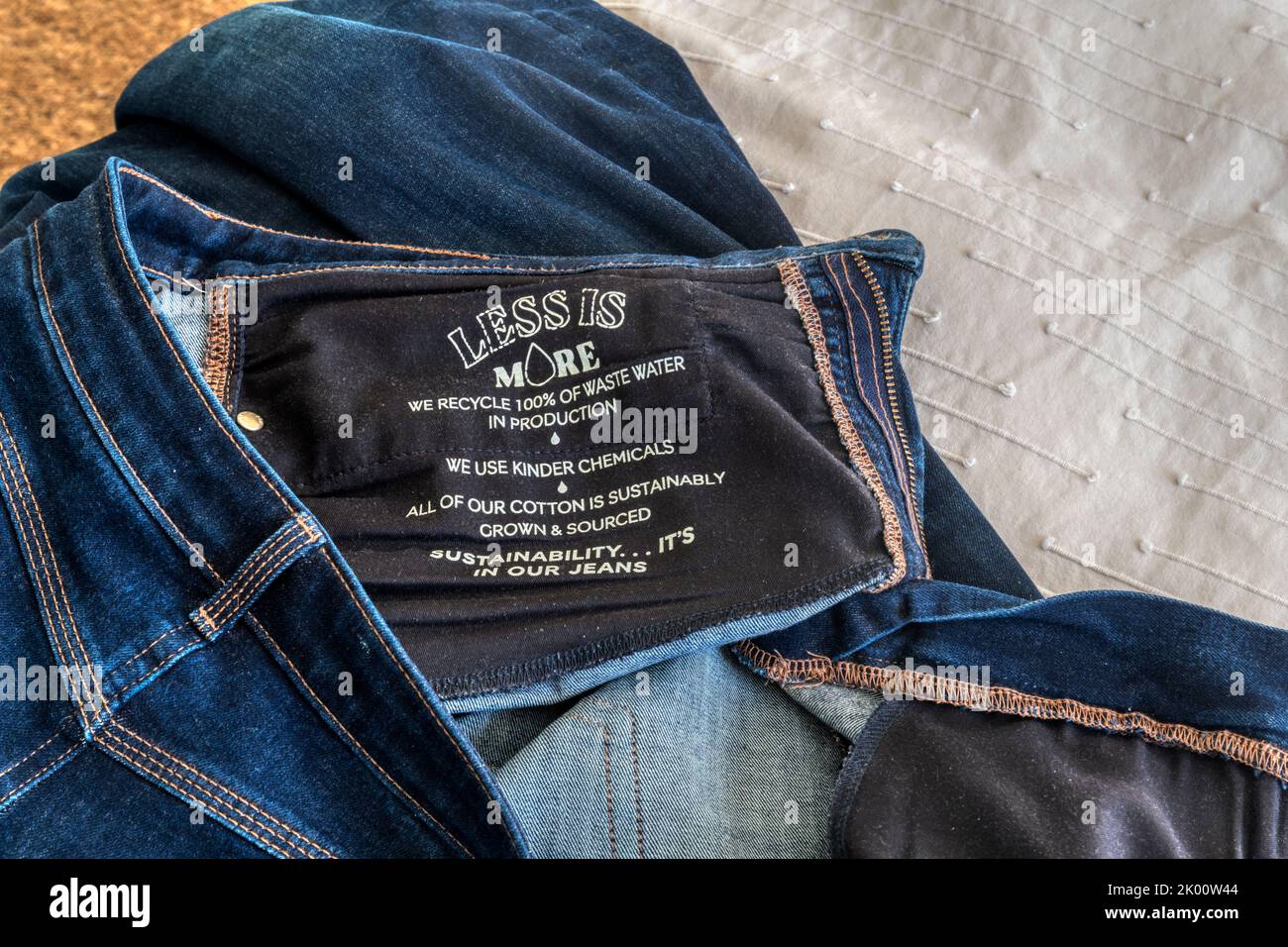Label in einer M&S Jeans führt auf, wie ihre Produktion nachhaltiger ist. Stockfoto