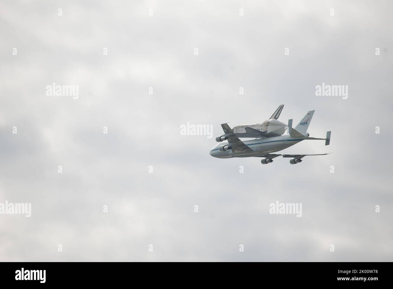 National Aeronautics and Space Administration (NASA) Space Shuttle Discovery fliegt über Washington. D.C., auf der letzten Reise zu seinem ständigen Museumshaus. Stockfoto