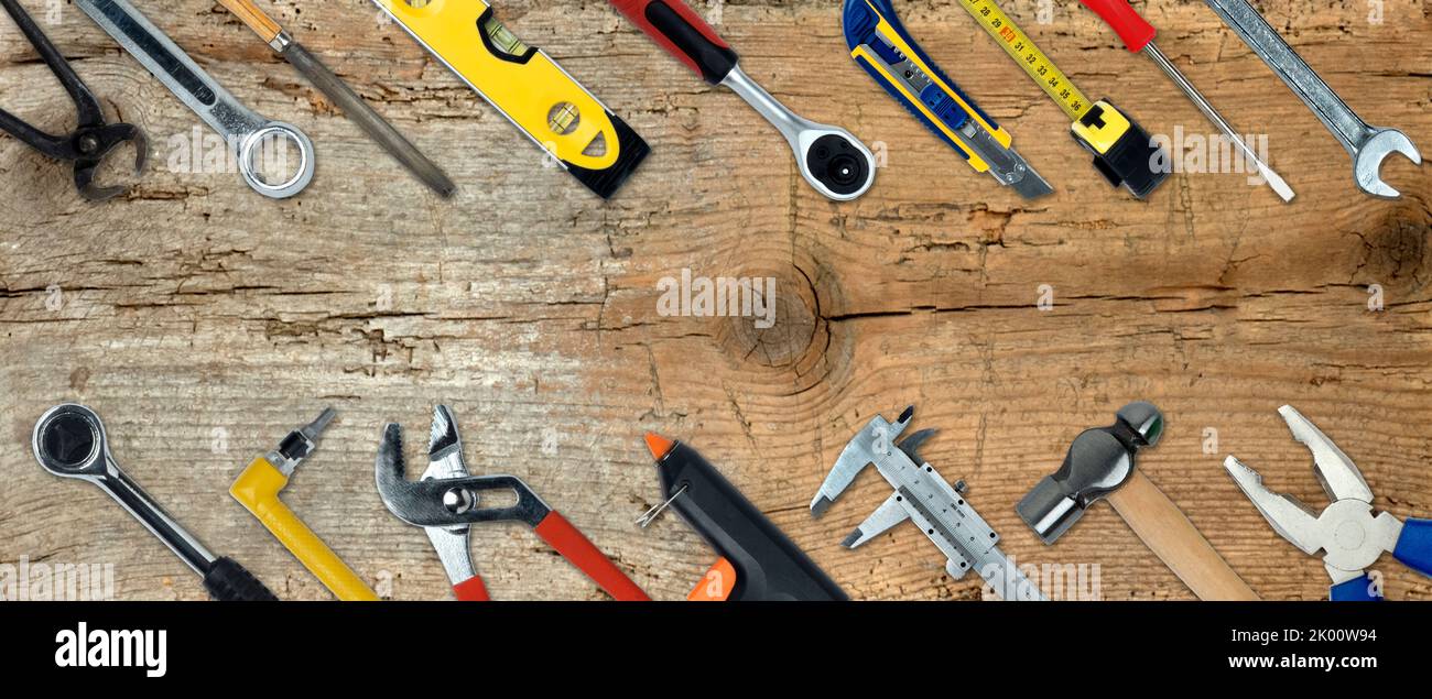 Topview von verschiedenen Arbeitswerkzeugen auf Holz Hintergrund- Stock Photo Stockfoto