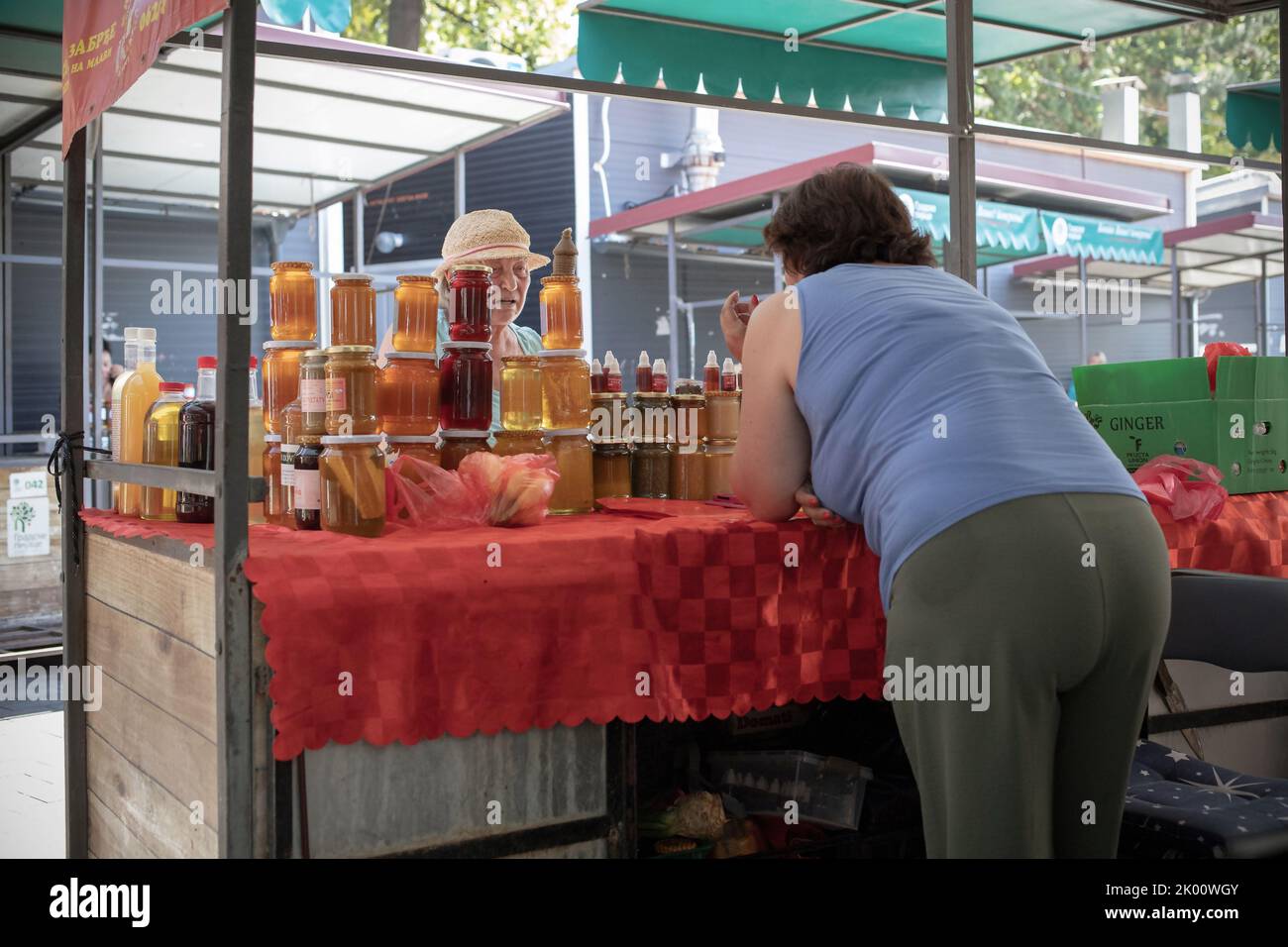 Belgrad, Serbien, 5. August 2022: Ein Honigstand auf dem greenmarket Stockfoto