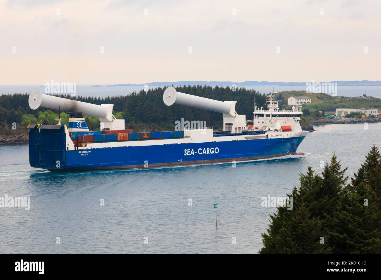 RO-ro Frachtschiff, SC Connector, mit kippbaren Rotorsegeln verstaut verlässt den Hafen, Haugesund, Norwegen Stockfoto