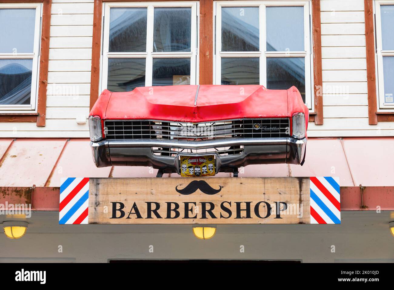 Barbershop mit einzigartiger Front eines alten Cadillac-Autos über dem Eingang. Haugesund, Norwegen Stockfoto