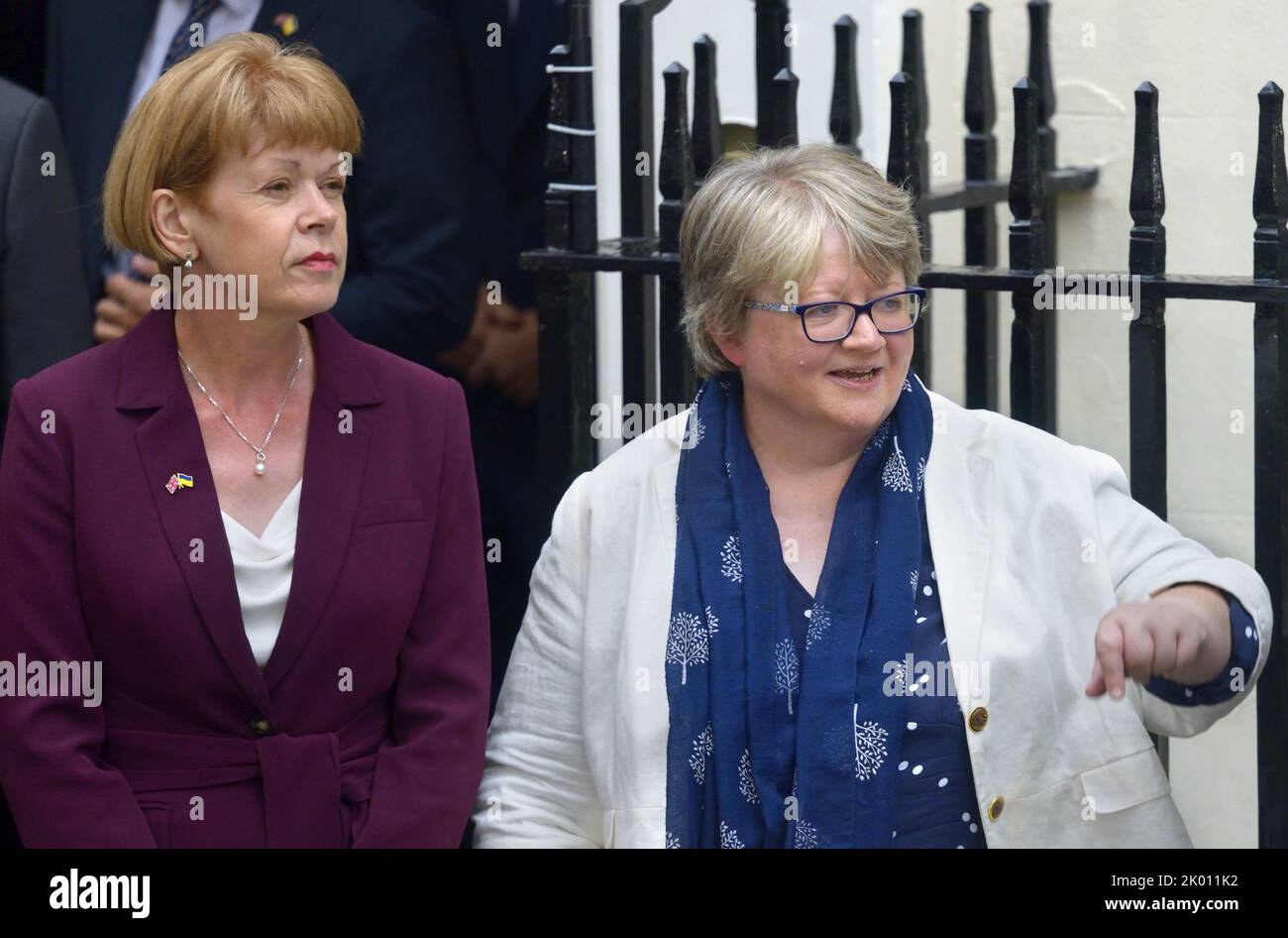 Thérèse Coffey MP (Con: Suffolk Coastal) Wendy Morton MP (L) in Downing Street an dem Tag, an dem Liz Truss ihre erste Rede als Premierministerin hält. Sie war es Stockfoto