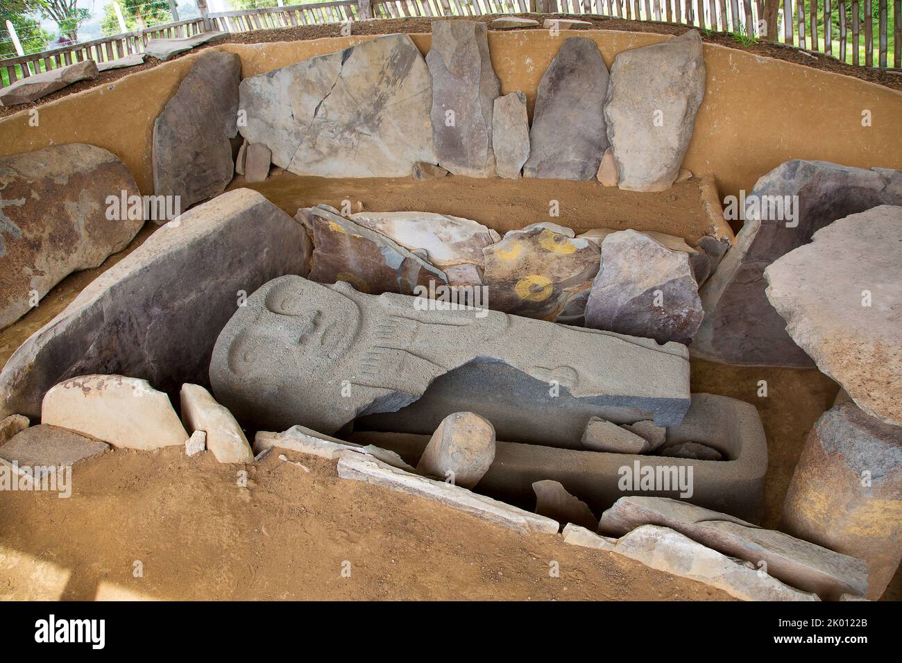 Kolumbien, Huila Department, Region San Agustin, offensichtlich Plünderer oder Räuber waren nicht vorsichtig mit ihren Funden und zerstört das angezündete Grab mit Stockfoto