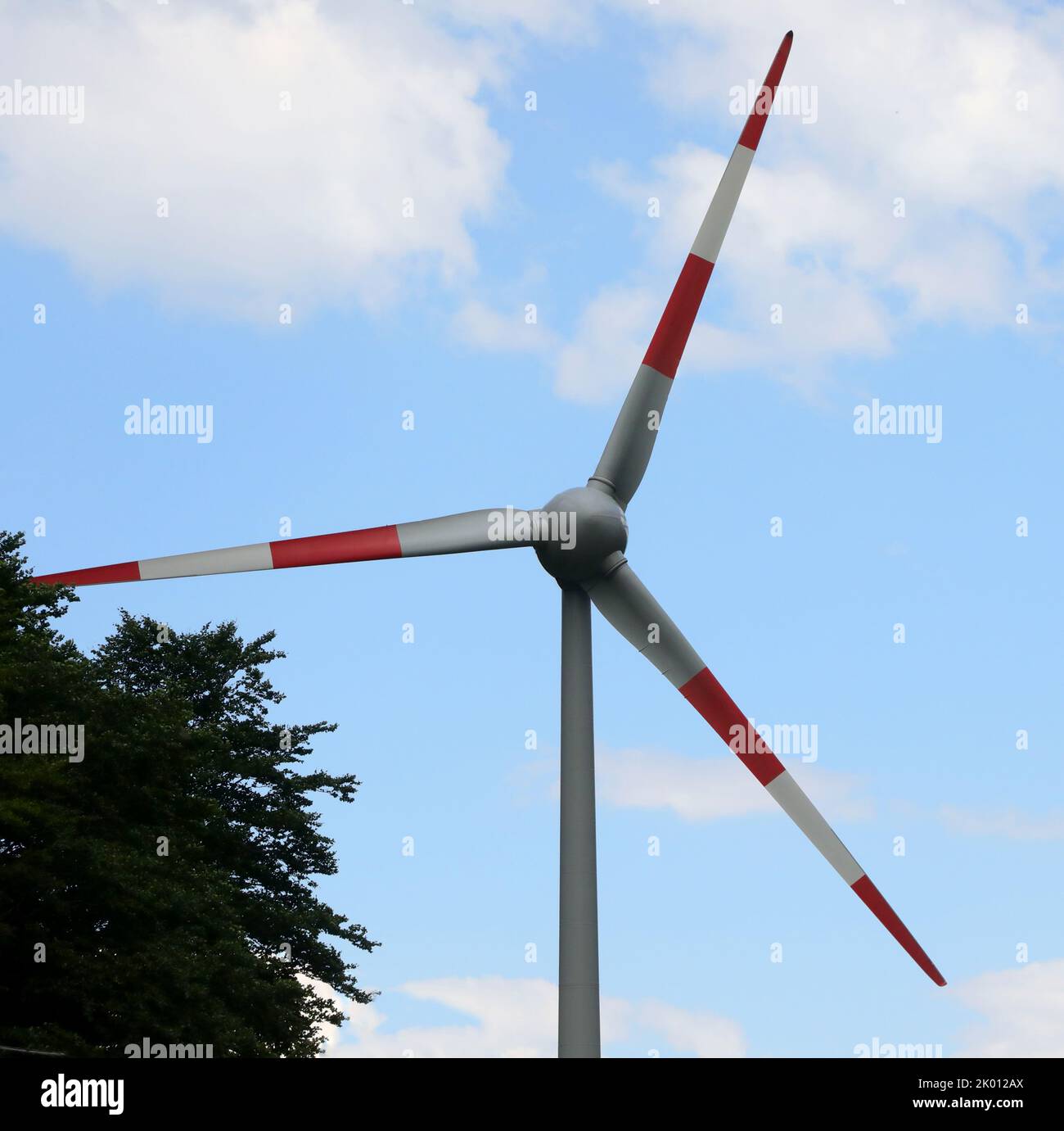 Windturbine zur Erzeugung von umweltfreundlicheren und erneuerbaren Energien durch die Nutzung der Windkraft Stockfoto