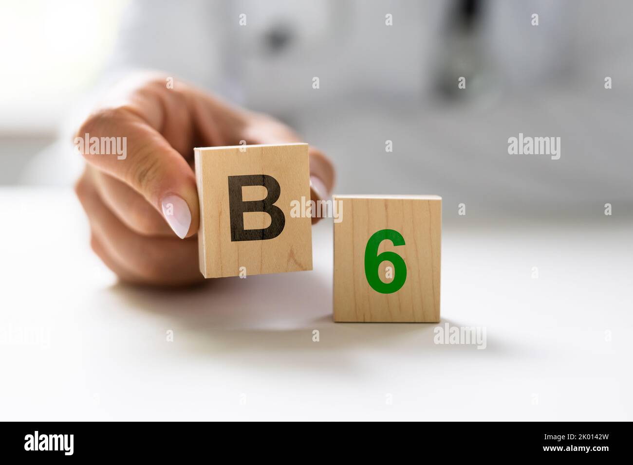 Vitamin B6 Ärztliche Hand. Gesundheitsprävention Stockfoto