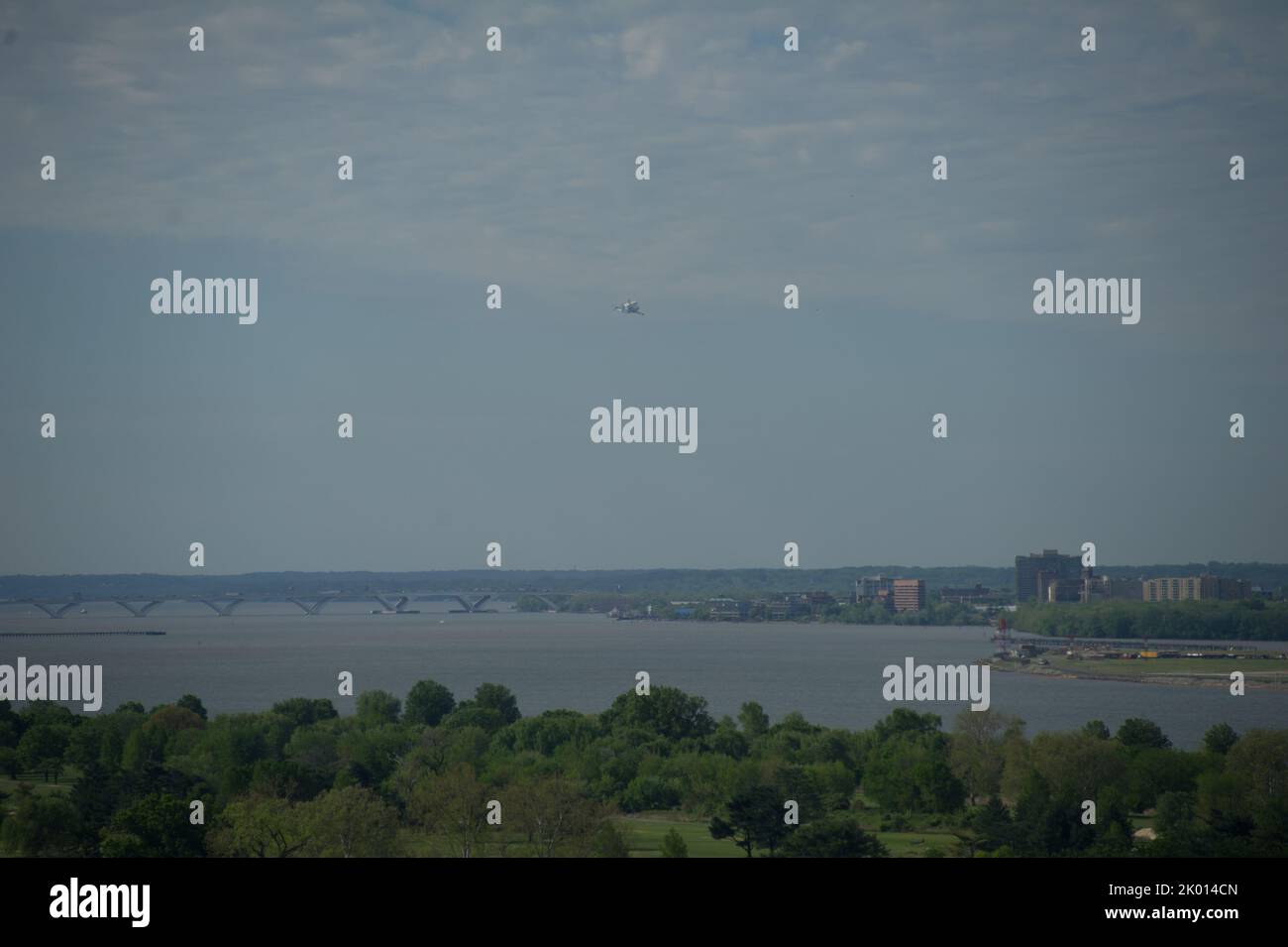 National Aeronautics and Space Administration (NASA) Space Shuttle Discovery fliegt über Washington. D.C., auf der letzten Reise zu seinem ständigen Museumshaus. Stockfoto