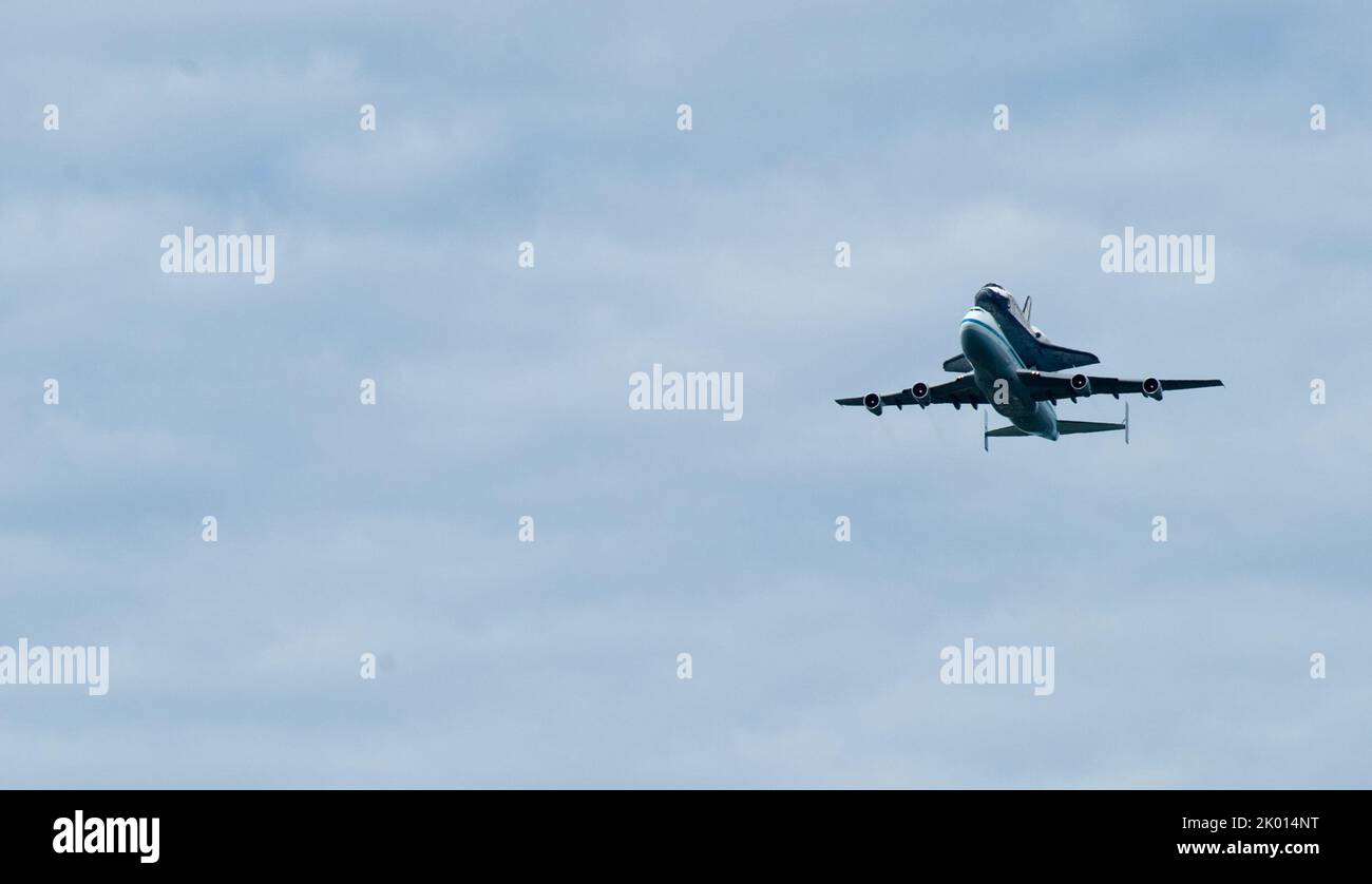 National Aeronautics and Space Administration (NASA) Space Shuttle Discovery fliegt über Washington. D.C., auf der letzten Reise zu seinem ständigen Museumshaus. Stockfoto