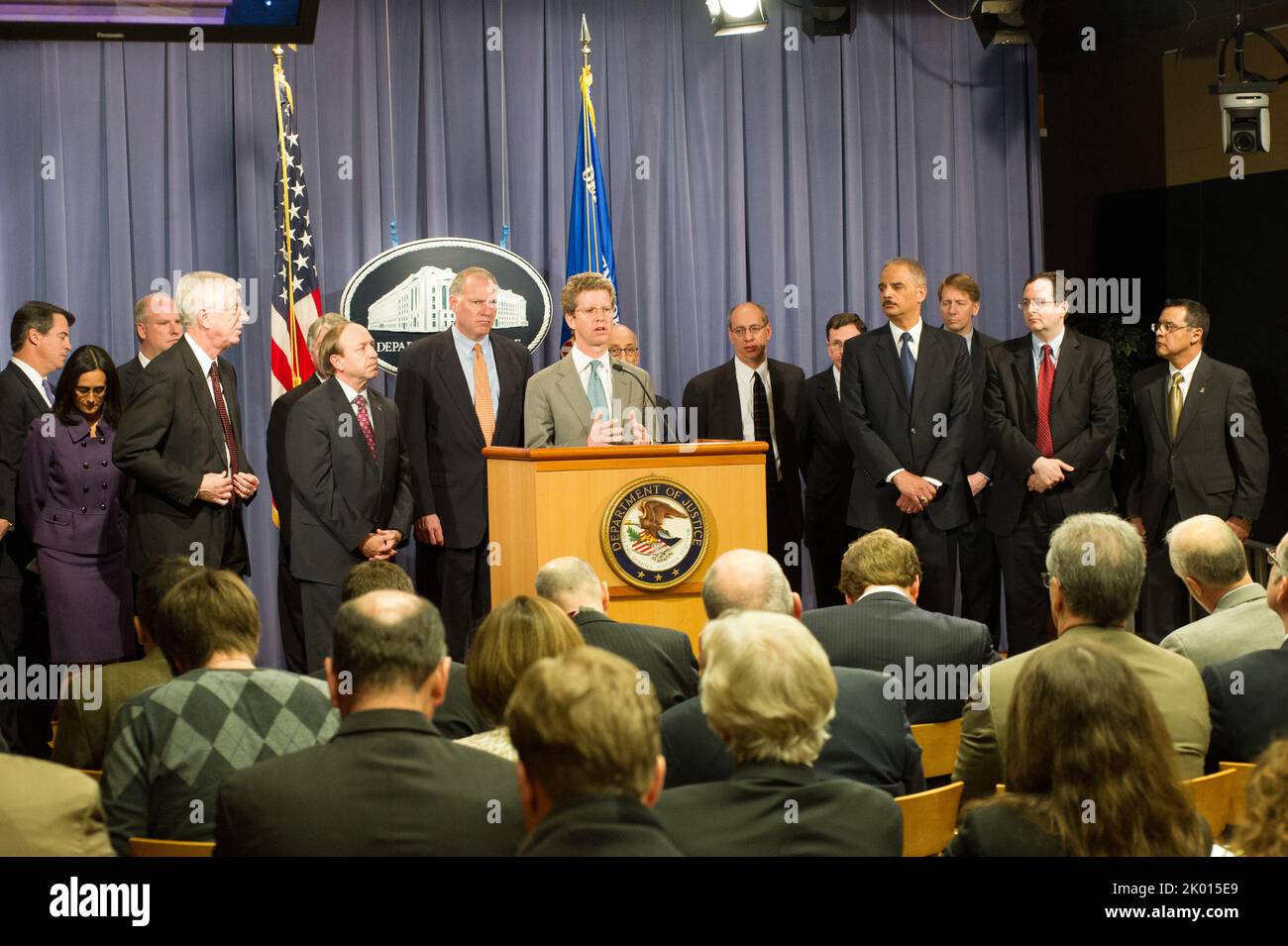 Sekretär Shaun Donovan im Justizministerium, wo er zusammen mit Generalanwalt Eric Holder, Jr., auf einer Pressekonferenz die Einigung der Hypothekendienstler ankündigte: Eine $25-Milliarden-Vereinbarung, die von HUD, Justice und 49 Generalanwälten des Bundesstaates mit den fünf größten Hypothekendienstleitern des Landes getroffen wurde. Unter den anderen Beamten waren der Generalanwalt von Iowa, Tom Miller, HUD-Inspektor David Montoya, der Generalanwalt von Colorado, John Suthers, und der Vereinigte Staaten Generalanwalt, Tom Perrelli. Stockfoto