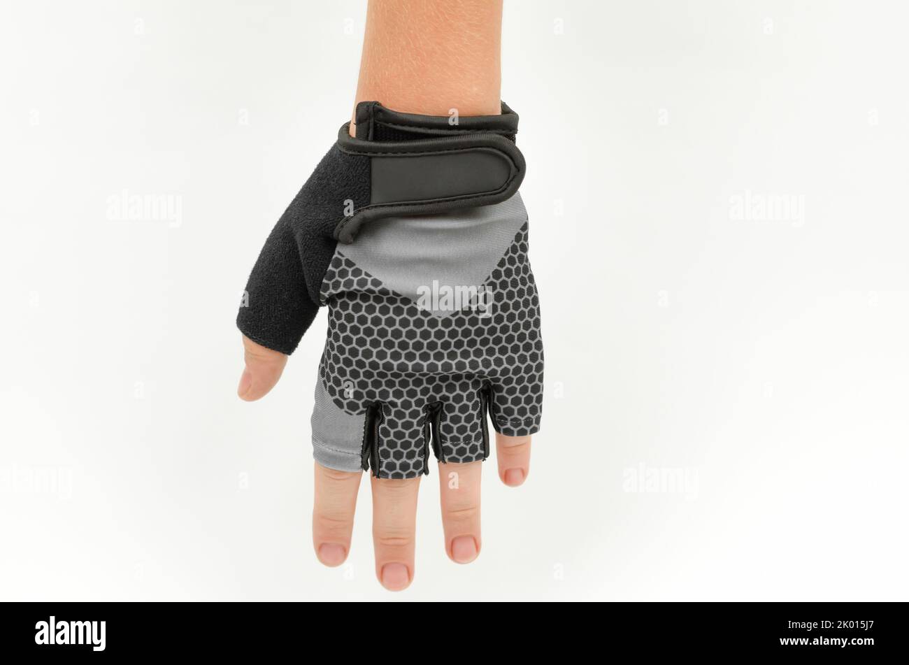 Sporthandschuh ohne Finger an einer weiblichen Hand. Fahrradhandschuh Stockfoto