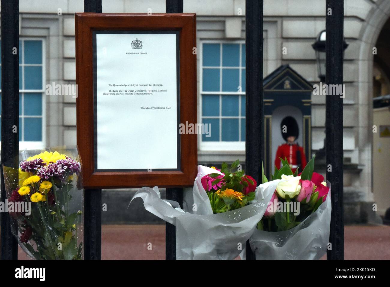 London, Großbritannien. 9. September 2022. Die Bekanntmachung über den Tod Ihrer Majestät der Königin auf dem Geländer des Buckingham Palace Credit: MARTIN DALTON/Alamy Live News Stockfoto