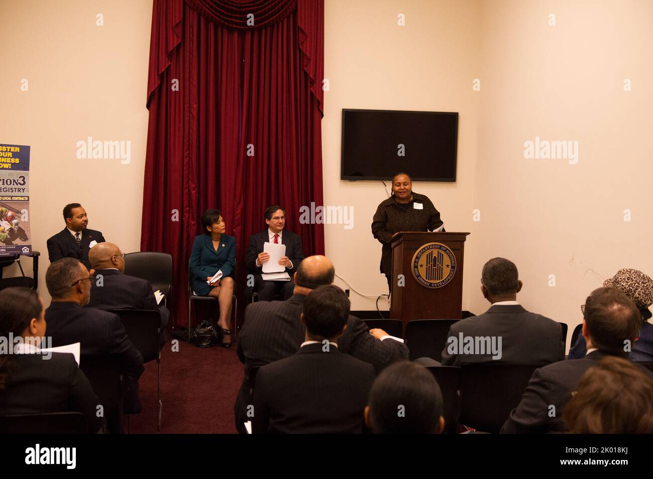 Start des HUD-Geschäftsregisters Abschnitt 3 im Rayburn Building, Washington, D.C. mit HUD Assistant Secretary for Fair Housing and Equal Opportunity (FHEO) John Trasvina, Direktor der Abteilung für wirtschaftliche Chancen von FHEO, Staci Gilliam, Direktor des HUD Washington, D.C. Field Office Director Marvin Turner, D.C. Delegierter des Kongresses Eleanor Holmes Norton, Judy Chu und Maxine Waters, Kongressabgeordnete Emanuel Cleaver aus Missouri, Programmdirektor der Business Zone (HUBZone) der Small Business Administration, Grande Lum, und das D.C.-Ministerium für Wohnungsbau und Gemeindeentwicklung Di Stockfoto