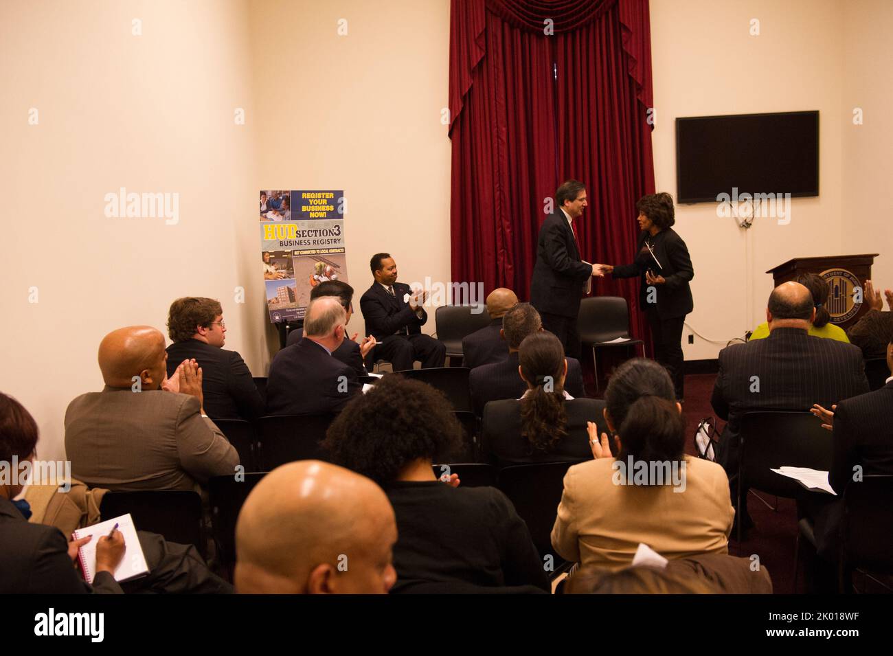 Start des HUD-Geschäftsregisters Abschnitt 3 im Rayburn Building, Washington, D.C. mit HUD Assistant Secretary for Fair Housing and Equal Opportunity (FHEO) John Trasvina, Direktor der Abteilung für wirtschaftliche Chancen von FHEO, Staci Gilliam, Direktor des HUD Washington, D.C. Field Office Director Marvin Turner, D.C. Delegierter des Kongresses Eleanor Holmes Norton, Judy Chu und Maxine Waters, Kongressabgeordnete Emanuel Cleaver aus Missouri, Programmdirektor der Business Zone (HUBZone) der Small Business Administration, Grande Lum, und das D.C.-Ministerium für Wohnungsbau und Gemeindeentwicklung Di Stockfoto