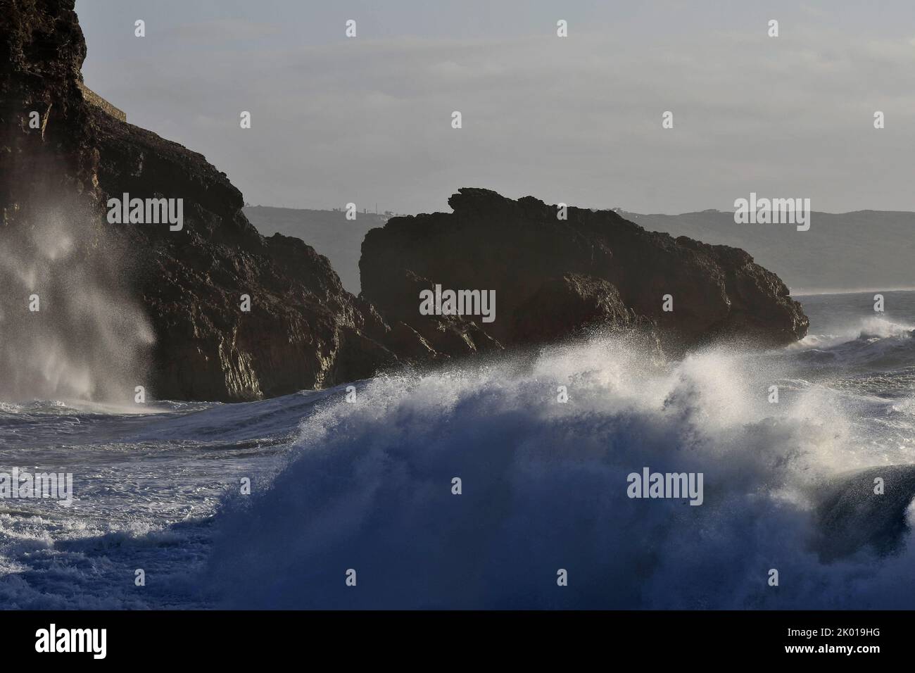 Große Wellen schlagen vor der Küste von Nazare Portugal. Stockfoto