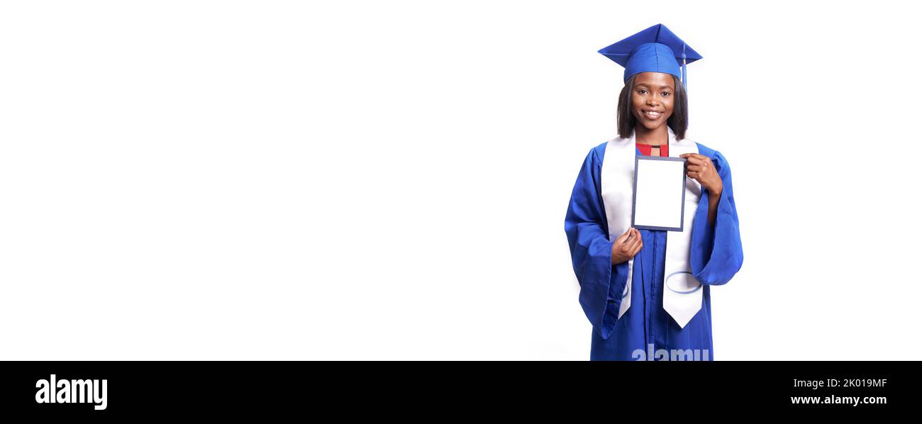 Banner. Ein Universitätsstudent in einem Abschlusskleid und Hut, mit einem Diplom-Zertifikat in den Händen, isoliert auf einem weißen Hintergrund stehend. Das Konzept der Bildung. Hochwertige Fotos Stockfoto