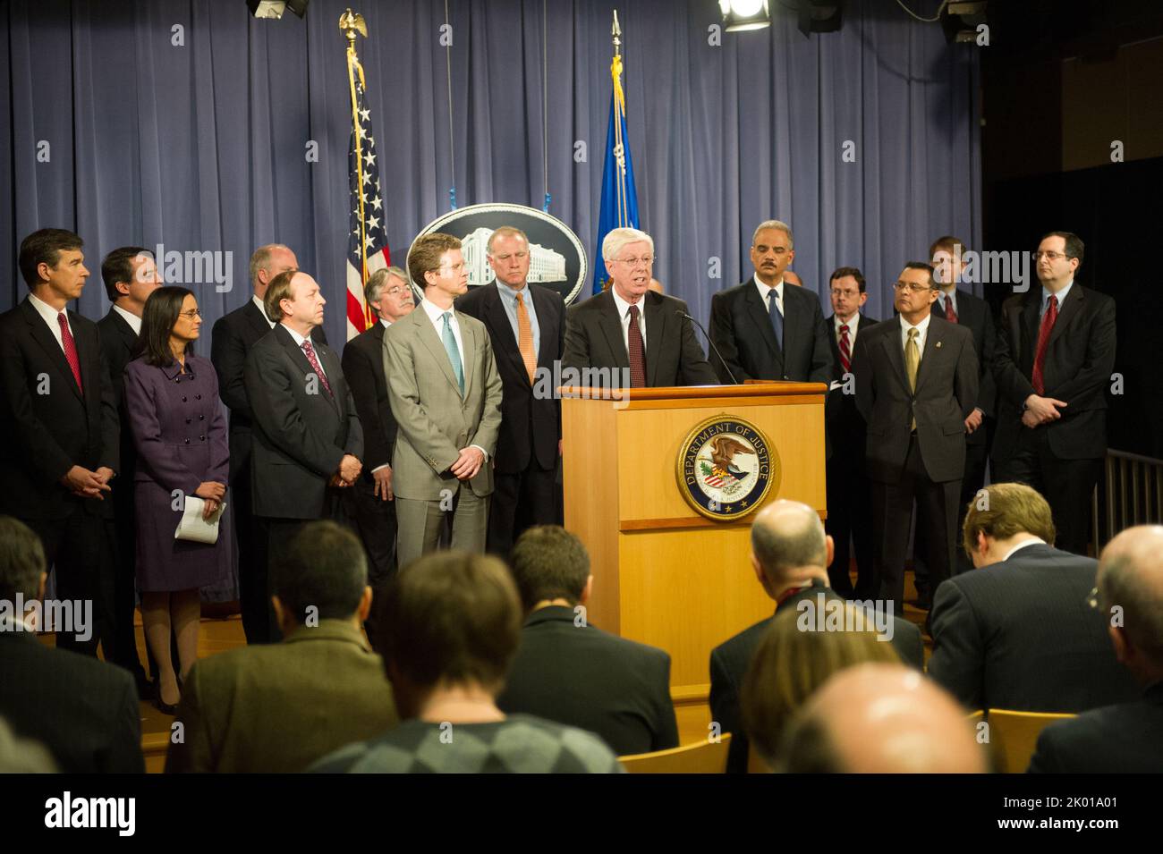Sekretär Shaun Donovan im Justizministerium, wo er zusammen mit Generalanwalt Eric Holder, Jr., auf einer Pressekonferenz die Einigung der Hypothekendienstler ankündigte: Eine $25-Milliarden-Vereinbarung, die von HUD, Justice und 49 Generalanwälten des Bundesstaates mit den fünf größten Hypothekendienstleitern des Landes getroffen wurde. Unter den anderen Beamten waren der Generalanwalt von Iowa, Tom Miller, HUD-Inspektor David Montoya, der Generalanwalt von Colorado, John Suthers, und der Vereinigte Staaten Generalanwalt, Tom Perrelli. Stockfoto