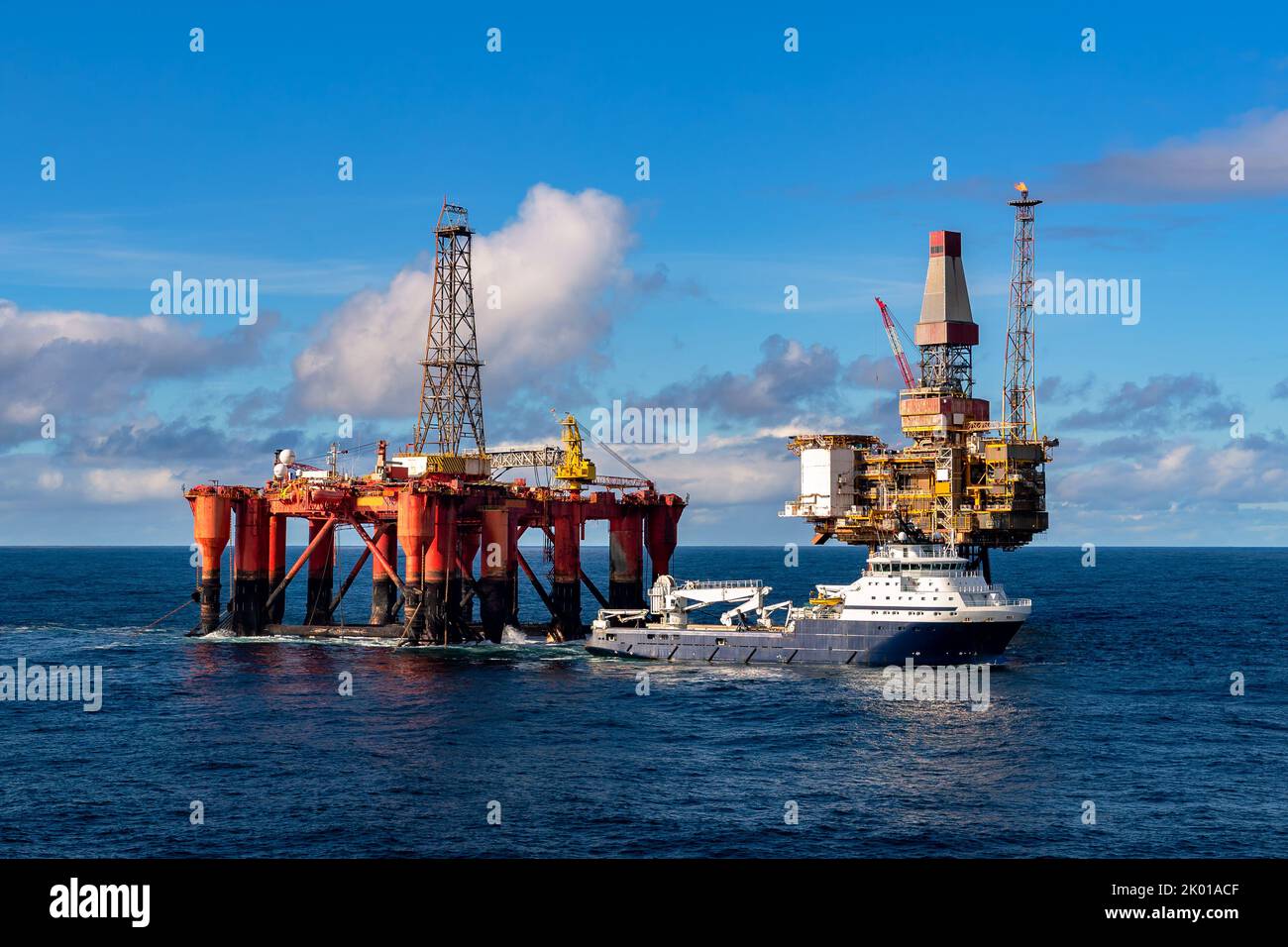 AHTS Vessel Island Valiant führt Rig-Move-Betrieb für semi-tauchfähiges Rig Borgsten Dolphin neben der Dunbar-Plattform durch Stockfoto