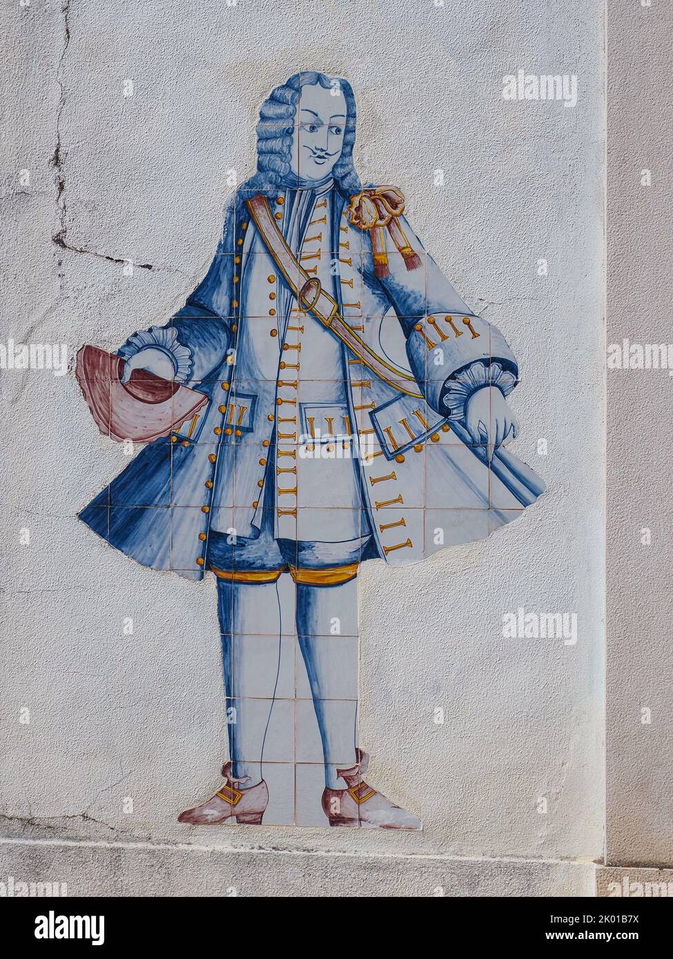 Verputzte Gebäudewand mit buntem Bild von keramischen Azulejo Fliesen, in der Straße der Altstadt Setubal. Traditionelle Kunst der portugiesischen Architektur. Stockfoto