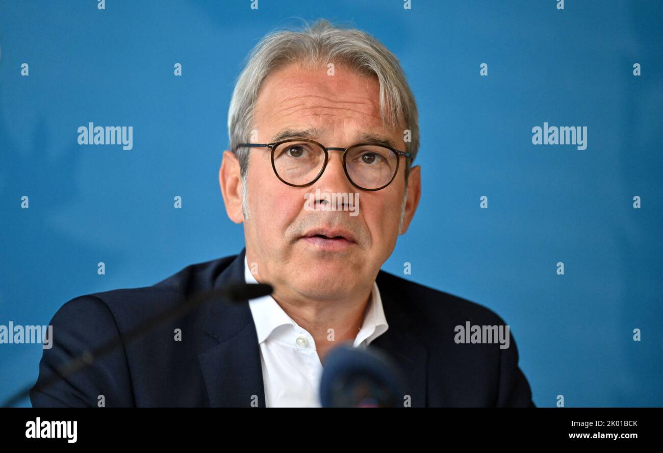 Eisenach, Deutschland. 09. September 2022. Der thüringische Innen- und Kommunalminister Georg Maier (SPD) stellt auf einer Pressekonferenz im Feuerwehrhaus Eisenach die Jahresstatistik der Feuerwehr Thüringen im Jahr 2021 vor. Naturereignisse wie Waldbrände oder Überschwemmungen spielen in den Katastrophenberichten des Staates immer eine Rolle. Quelle: Martin Schutt/dpa/Alamy Live News Stockfoto