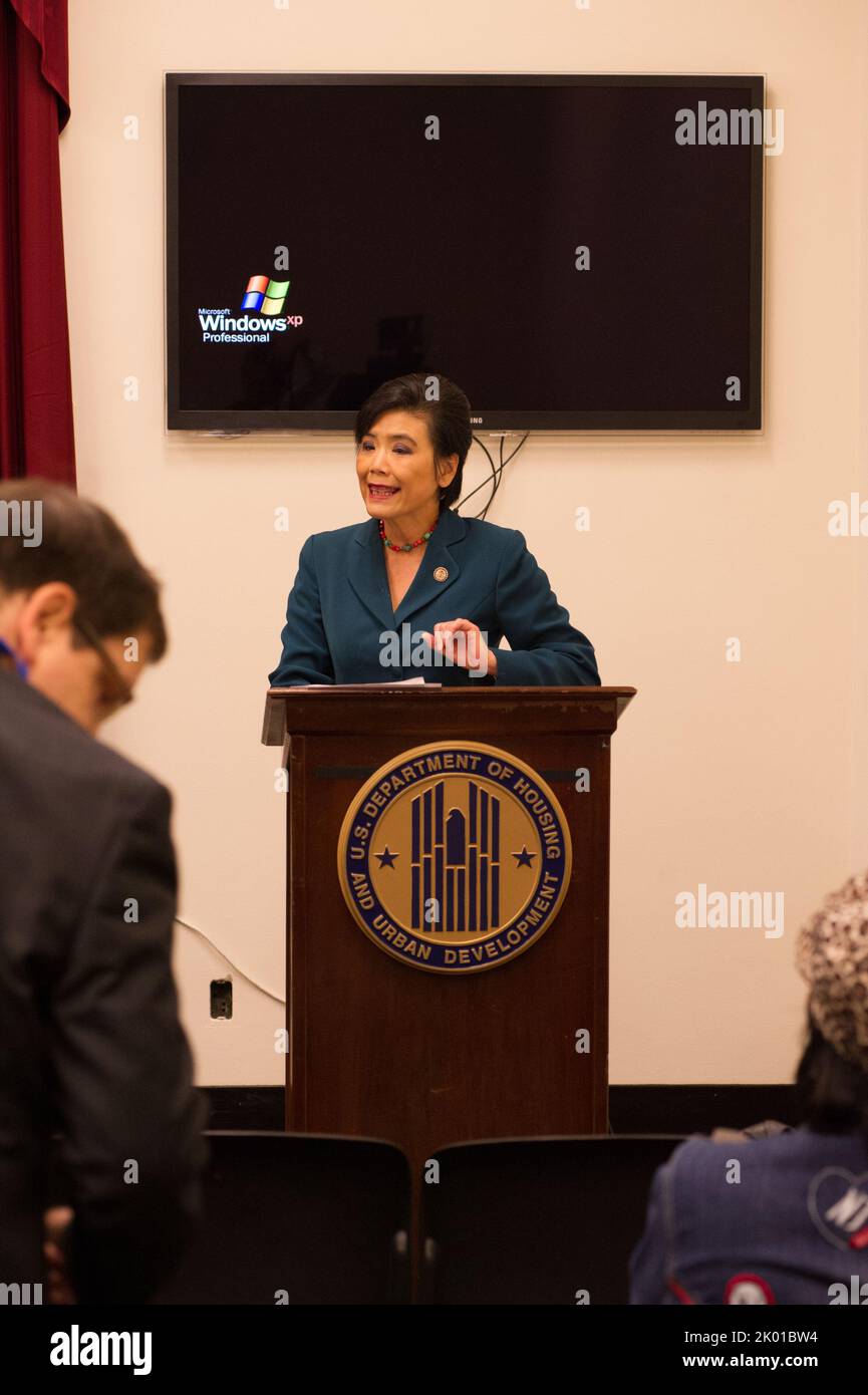 Start des HUD-Geschäftsregisters Abschnitt 3 im Rayburn Building, Washington, D.C. mit HUD Assistant Secretary for Fair Housing and Equal Opportunity (FHEO) John Trasvina, Direktor der Abteilung für wirtschaftliche Chancen von FHEO, Staci Gilliam, Direktor des HUD Washington, D.C. Field Office Director Marvin Turner, D.C. Delegierter des Kongresses Eleanor Holmes Norton, Judy Chu und Maxine Waters, Kongressabgeordnete Emanuel Cleaver aus Missouri, Programmdirektor der Business Zone (HUBZone) der Small Business Administration, Grande Lum, und das D.C.-Ministerium für Wohnungsbau und Gemeindeentwicklung Di Stockfoto