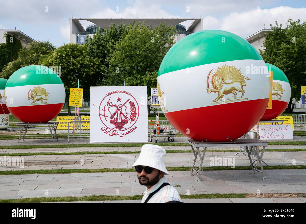 23.07.2022, Berlin, Deutschland, Europa - Vorbereitungen für eine Kundgebung des Freien Iran für Menschenrechte gegen die Todesstrafe und für Solidarität mit Bürgerprotesten. Stockfoto
