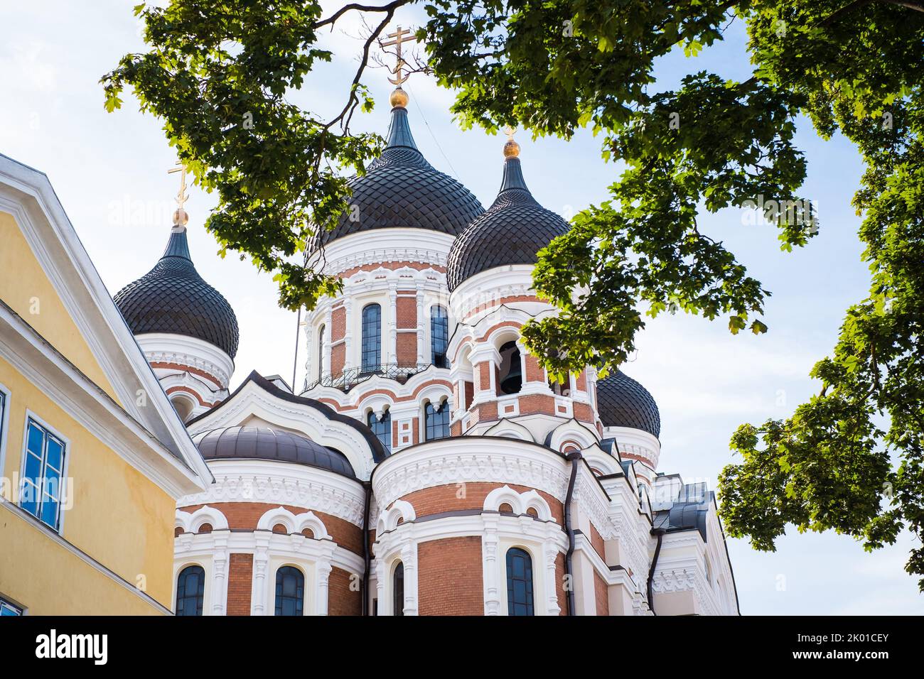 Alexander-Nevsky-Kathedrale auf dem Toompea-Hügel in Tallinn, Estland. Blick von der Pikk jalg (Englisch: Long Leg) Straße. Stockfoto
