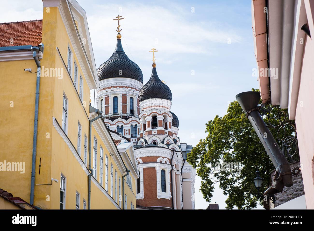 Alexander-Nevsky-Kathedrale auf dem Toompea-Hügel in Tallinn, Estland, aufgenommen von der Pikk jalg-Straße (Englisch: Long Leg). Stockfoto