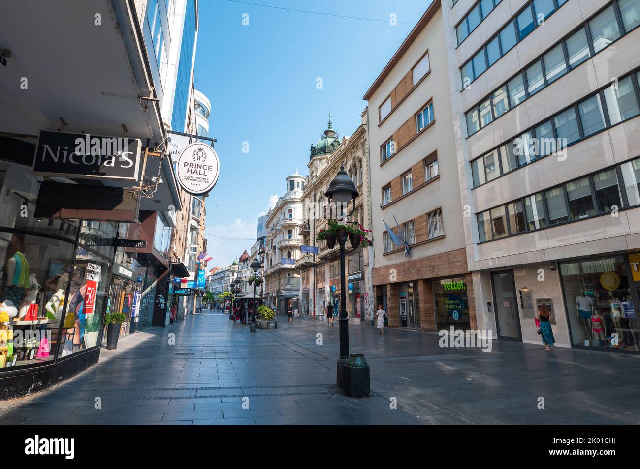 Belgrad, Serbien - 24. Juli 2022: Knez Mihailova Street die wichtigste Fußgängerzone und Einkaufszone in der Innenstadt von Belgrad in der Hauptstadt der Republik Stockfoto