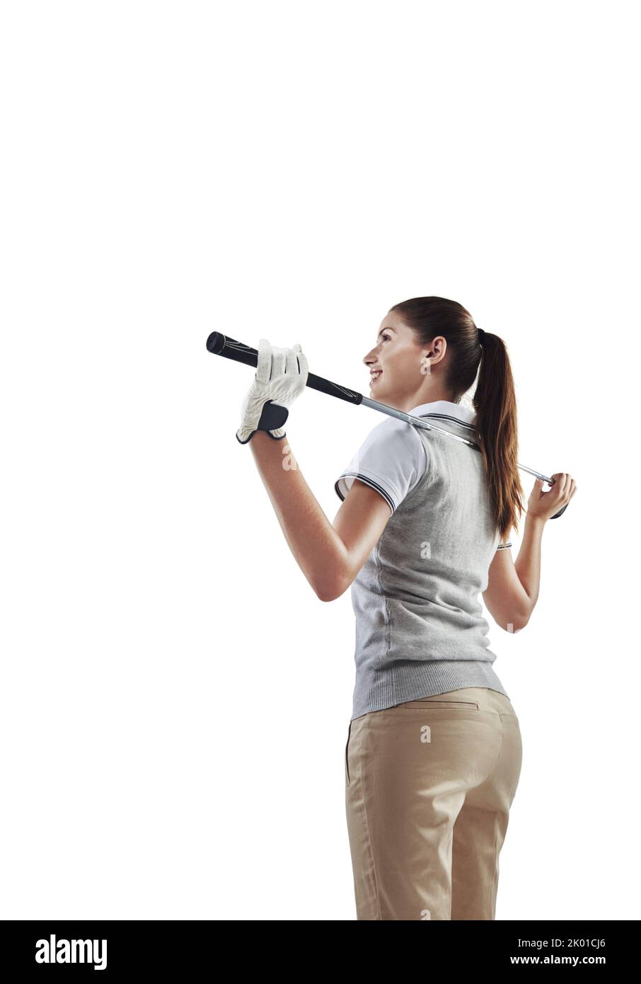 Die Kontrolle über ihren Verein übernehmen. Studioaufnahme einer jungen Golferin, die einen Golfschläger hinter ihrem Rücken in Weiß gehalten hat. Stockfoto