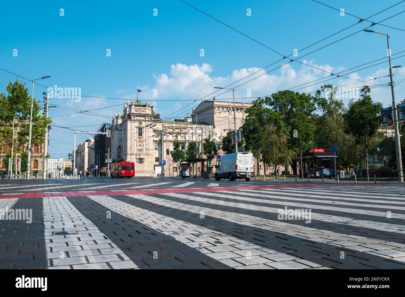 Belgrad, Serbien - 24. Juli 2022: Nationaltheater und Platz der Republik in der Innenstadt von Belgrad in der Hauptstadt der Republik Serbien Stockfoto