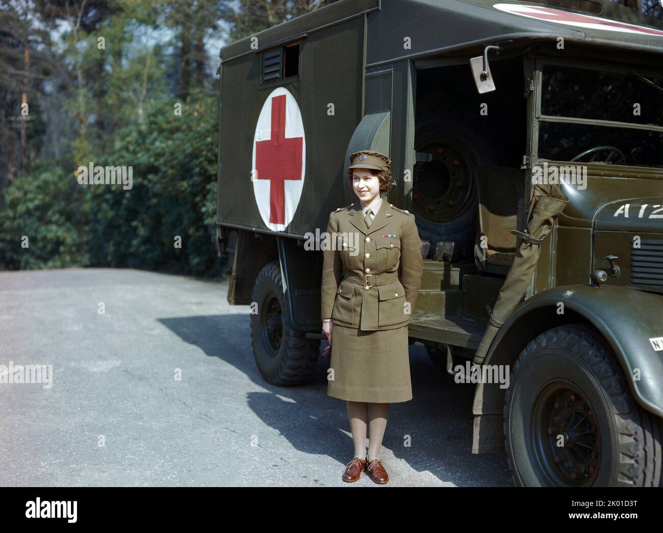 Ihre Königliche Hoheit Prinzessin Elizabeth im Hilfsterritorialdienst, April 1945 - Prinzessin Elizabeth, ein 2.-jähriges Unterseedasein im ATS, das vor einem Krankenwagen stand. Stockfoto