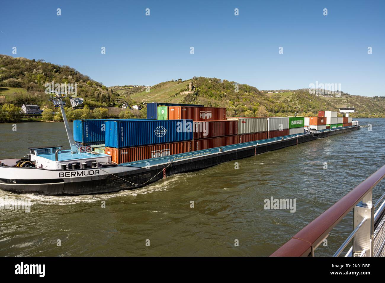 Rheinschiffverkehr mit Schloss Fürstenberg im Hintergrund Stockfoto
