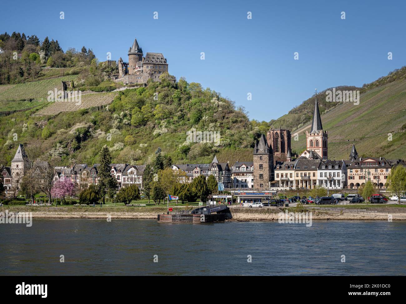 Die Stadt Bacharach mit der Burg Stahleck, der Kirche St. Peter und der Ruine Wernerkapelle. Stockfoto