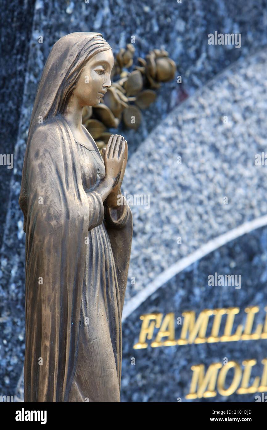 Vierge-Marie. Statuette sur une pierre tombale. Saint-Gervais-les-Bains. Haute-Savoie. Auvergne-Rhône-Alpes. Frankreich. Europa. Stockfoto