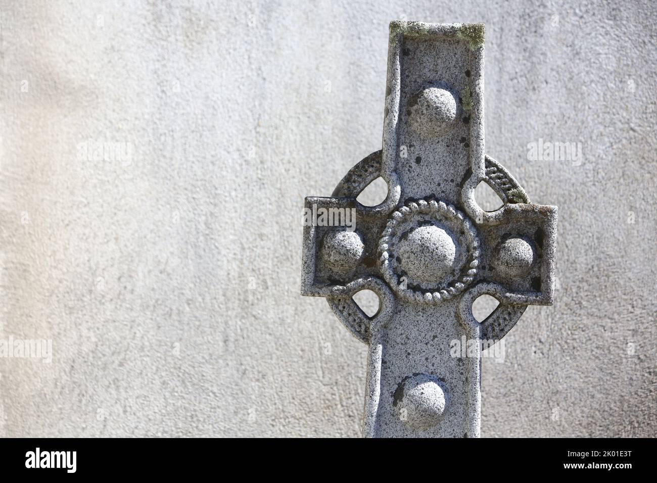 Croix en pierre sur une pierre tombale en Granit. Saint-Gervais-les-Bains. Haute-Savoie. Auvergne-Rhône-Alpes. Frankreich. Europa. Stockfoto